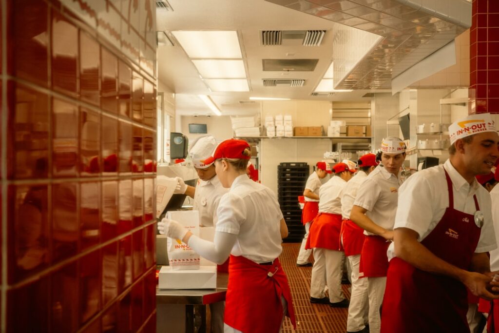 Estudiantes internacionales realizando prácticas de cocina en una cocina profesional