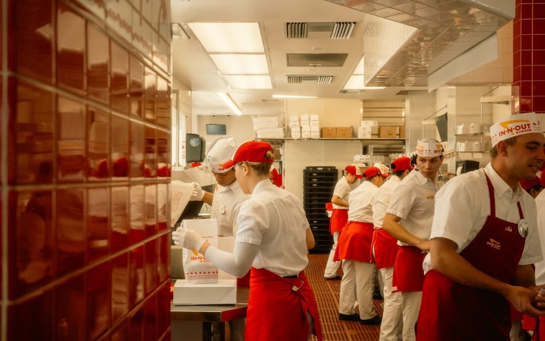Estudiantes internacionales realizando prácticas de cocina en una cocina profesional